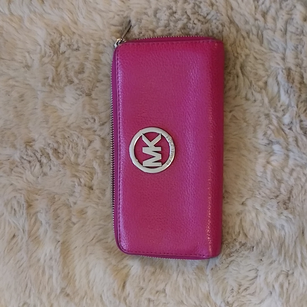 VGUC Michael kors hot pink, leather wallet.